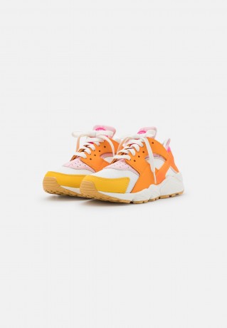 Nike Sportswear HUARACHE Sneaker low summit white/hyper pink/solar flare/soft pink/sail/kumquat HUARACHE Низкие кроссовки женские вершина белого/гипер-розовый/солнечный блик/нежно-розовый/парус/кумкват