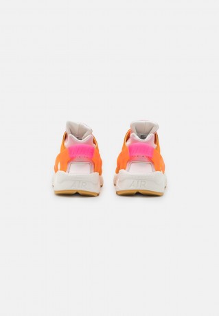 Nike Sportswear HUARACHE Sneaker low summit white/hyper pink/solar flare/soft pink/sail/kumquat HUARACHE Низкие кроссовки женские вершина белого/гипер-розовый/солнечный блик/нежно-розовый/парус/кумкват