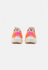 Nike Sportswear HUARACHE Sneaker low summit white/hyper pink/solar flare/soft pink/sail/kumquat HUARACHE Низкие кроссовки женские вершина белого/гипер-розовый/солнечный блик/нежно-розовый/парус/кумкват