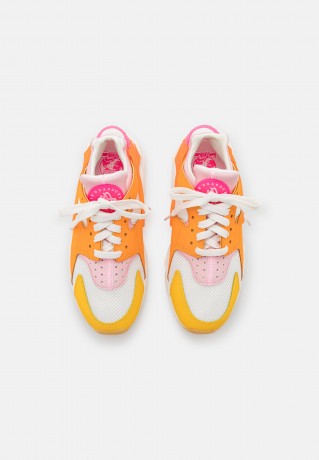 Nike Sportswear HUARACHE Sneaker low summit white/hyper pink/solar flare/soft pink/sail/kumquat HUARACHE Низкие кроссовки женские вершина белого/гипер-розовый/солнечный блик/нежно-розовый/парус/кумкват