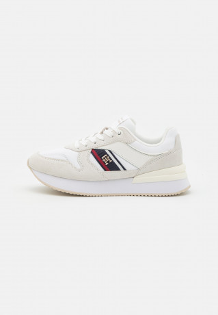 Tommy Hilfiger CORP WEBBING RUNNER Trainers white CORP WEBBING RUNNER Кроссовки белый