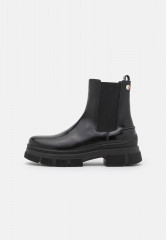 Tommy Hilfiger PREPPY OUTDOOR LOW BOOT Platform ankle boots black PREPPY OUTDOOR LOW BOOT Ботильоны на платформе черный