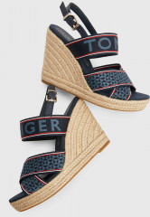 Tommy Hilfiger HIGH WEDGE  Wedge sandals desert sky HIGH WEDGE Сандалии на танкетке небо пустыни