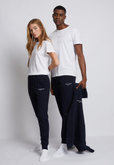 Tommy Hilfiger LOGO SWEATPANTS UNISEX Tracksuit bottoms desert sky СПОРТИВНЫЕ БРЮКИ С ЛОГОТИПОМ УНИСЕКС Спортивные штаны небо пустыни