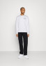 Tommy Hilfiger SHADOW UNISEX Sweatshirt optic white SHADOW UNISEX Толстовка оптический белый