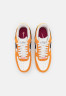 Nike Sportswear AIR FORCE 1 Sneaker low sail/rush maroon/sunset/pink glaze/university gold AIR FORCE 1 Низкие кроссовки женские парус/порыв темно-бордовый/закат/розовая глазурь/университетское золото