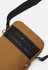 Tommy Hilfiger HORIZON MINI REPORTER UNISEX Across body bag desert khaki HORIZON MINI REPORTER UNISEX Сумка через плечо пустыня хаки
