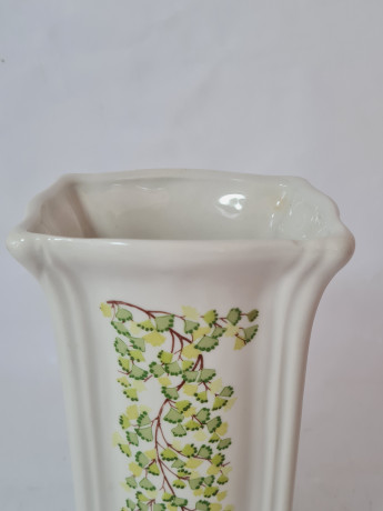 Ваза винтажная Schmelz Saarland, белая керамическая ваза с цветочным орнаментом из разноцветных листочков, 10,5 x 9 x 19,5 см, Германия, 1960-70гг.