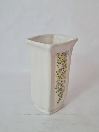 Ваза винтажная Schmelz Saarland, белая керамическая ваза с цветочным орнаментом из разноцветных листочков, 10,5 x 9 x 19,5 см, Германия, 1960-70гг.