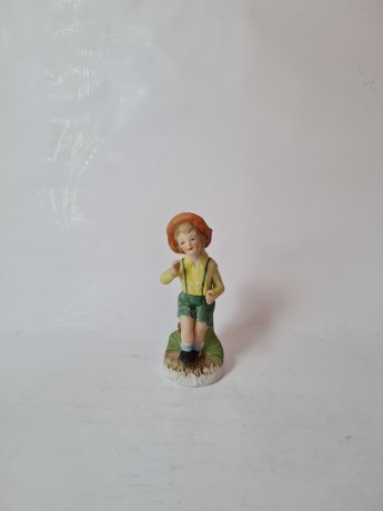 Goebel Статуэтка "Мальчик на пенечке", 14см х 6см, Германия, 1960-70гг.