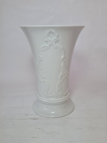 Ваза винтажная Im Still Royal KPM Bavaria с объемным растительным декором, ручная работа, средняя, фарфор, Германия, 1970-80гг.