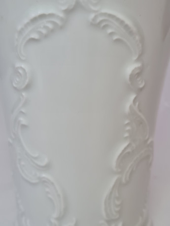 Ваза винтажная Im Still Royal KPM Bavaria с объемным растительным декором, ручная работа, средняя, фарфор, Германия, 1970-80гг.