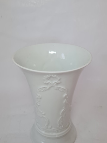 Ваза винтажная Im Still Royal KPM Bavaria с объемным растительным декором, ручная работа, средняя, фарфор, Германия, 1970-80гг.