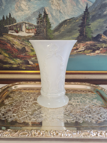 Ваза винтажная Im Still Royal KPM Bavaria с объемным растительным декором, ручная работа, средняя, фарфор, Германия, 1970-80гг.