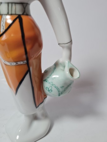 Rumanische Porzellan Статуэтка Женщина в традиционной одежде с кувшином в руке, 20см х 11см, Румыния, 1960-70гг.