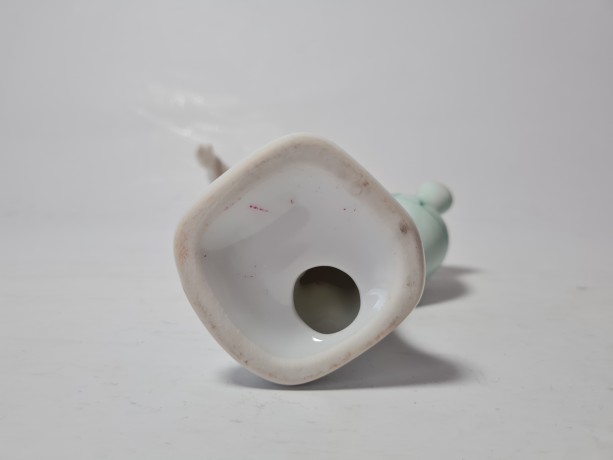 Rumanische Porzellan Статуэтка Женщина в традиционной одежде с кувшином в руке, 20см х 11см, Румыния, 1960-70гг.