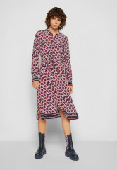Tommy Hilfiger VIS MONOGRAM MIDI SHIRT DRESS LS Day dress amd rouge / monogram rwb ПЛАТЬЕ-РУБАШКА МИДИ С МОНОГРАММОЙ VIS LS Повседневное платье amd румяна / монограмма rwb