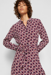 Tommy Hilfiger VIS MONOGRAM MIDI SHIRT DRESS LS Day dress amd rouge / monogram rwb ПЛАТЬЕ-РУБАШКА МИДИ С МОНОГРАММОЙ VIS LS Повседневное платье amd румяна / монограмма rwb
