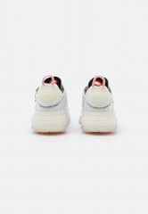 Nike Sportswear AIR MAX 2090 Sneaker low summit white/black/siren red/white AIR MAX 2090 Низкие кроссовки женские вершина белый/черный/красная сирена/белый