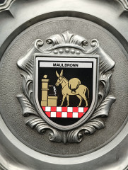 Тарелка декоративная винтажная Koziol "Герб города Маульбронн" / Серия "Геральдика", яркий декор, олово (95%), 23 см, Германия, 1970-80гг.