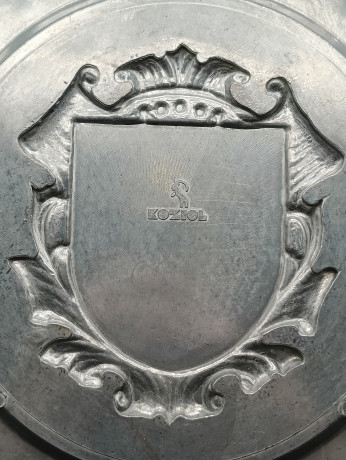 Тарелка декоративная винтажная Koziol "Герб города Маульбронн" / Серия "Геральдика", яркий декор, олово (95%), 23 см, Германия, 1970-80гг.