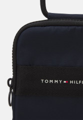 Tommy Hilfiger HORIZON PHONE POUCH UNISEX Phone case space blue ЧЕХОЛ ДЛЯ ТЕЛЕФОНА HORIZON UNISEX Чехол для телефона космический синий