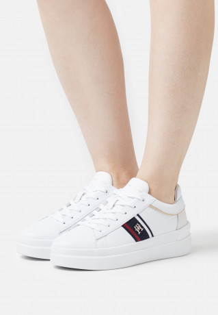 Tommy Hilfiger CORP WEBBING COURT Trainers white CORP WEBBING COURT Кроссовки белый