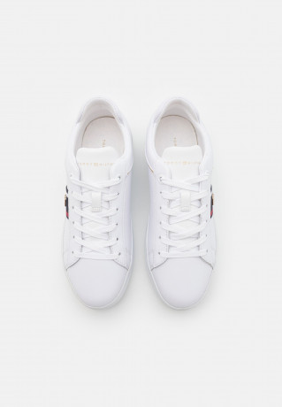 Tommy Hilfiger CORP WEBBING COURT Trainers white CORP WEBBING COURT Кроссовки белый