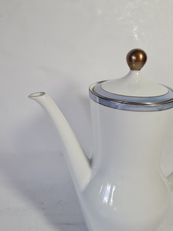 Чайник винтажный Winterling, белый фарфор со светло-голубым ободком и позолотой, 22 x 27,5 см, Германия, 1960-70гг.