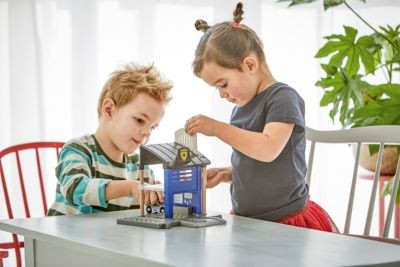 BRIO Polizeistation mit Einsatzfahrzeug Полицейский участок с машиной скорой помощи