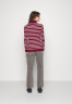 Tommy Hilfiger CABLE ROLL SWEATER Jumper stp rouge / ecru СВИТЕР CABLE ROLL Джемперы stp румяна / экрю