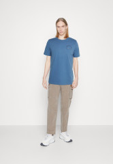 Tommy Hilfiger SHADOW TEE UNISEX Print T-shirt blue coast SHADOW TEE UNISEX Футболка с принтом голубое побережье