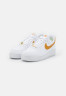 Nike Sportswear AIR FORCE 1 Sneaker low white/gold AIR FORCE 1 Низкие кроссовки женские белое золото
