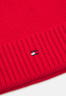 Tommy Hilfiger ESSENTIAL FLAG BEANIE UNISEX Beanie empire flame ESSENTIAL FLAG BEANIE UNISEX Шапочка пламя империи