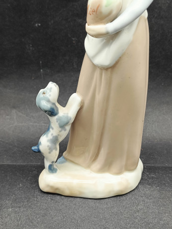 Статуэтка винтажная Casades "Девушка с собакой", в пастельных тонах, фарфор, 26 х 9 см, Испания, 1970-80гг.