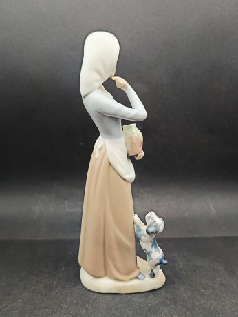 Статуэтка винтажная Casades "Девушка с собакой", в пастельных тонах, фарфор, 26 х 9 см, Испания, 1970-80гг.