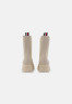 Tommy Hilfiger MONOCHROMATIC Ankle boots classic beige МОНОХРОМАТИЧЕСКИЙ Ботильоны классический бежевый