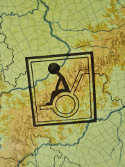 Тарелка декоративная винтажная Staatliche Majolika Karlsruhe, белый фарфор с кракелюром, желтый принт, 42 x 3,5 см, Германия, 1985г.