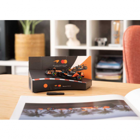 Franzis McLaren Formula 1 Team Adventskalender 2026 mit MCL39 Modell 1:43 und Sound, Адвент-календарь FRANZIS McLaren Formula 1 Team 2026, модель MCL39 1:43, база со звуком и книга