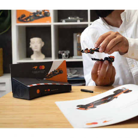 Franzis McLaren Formula 1 Team Adventskalender 2026 mit MCL39 Modell 1:43 und Sound, Адвент-календарь FRANZIS McLaren Formula 1 Team 2026, модель MCL39 1:43, база со звуком и книга