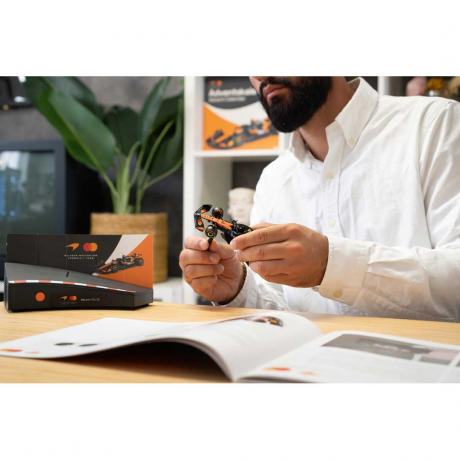 Franzis McLaren Formula 1 Team Adventskalender 2026 mit MCL39 Modell 1:43 und Sound, Адвент-календарь FRANZIS McLaren Formula 1 Team 2026, модель MCL39 1:43, база со звуком и книга