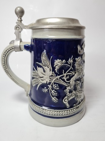 Gerz Hopfen U Maiz Кружка для пива с рельефным рисунком на синем фоне, 13см x 16см, Германия, 1960-70гг.