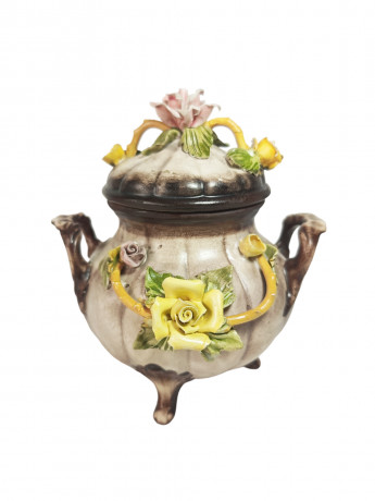 Ваза винтажная Bassano с крышкой, на ножках, украшенная объемными цветами, керамика, 18 см, Италия, 1960-70гг.