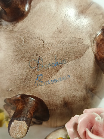 Ваза винтажная Bassano с крышкой, на ножках, украшенная объемными цветами, керамика, 18 см, Италия, 1960-70гг.