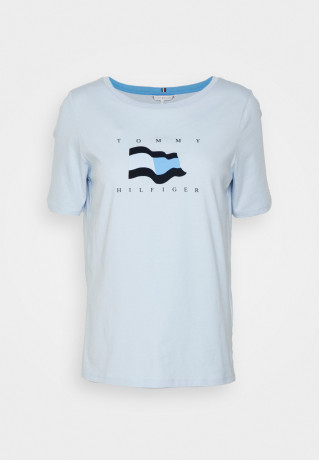 Tommy Hilfiger FLAG OPEN TEE Print T-shirt breezy blue FLAG OPEN TEE Футболка с принтом свежий синий