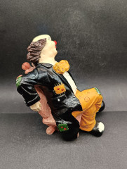 Статуэтка винтажная Gilde &quot;Клон в черном костюме на стуле&quot;, фарфор, 17 см, Германия, 1970-80гг.