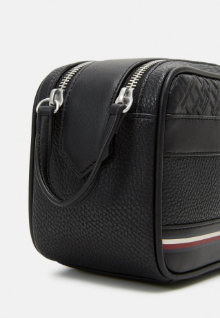 Tommy Hilfiger CENTRAL WASHBAG UNISEX Wash bag black UNISEX CENTRAL WASHBAG Мешок для стирки черный