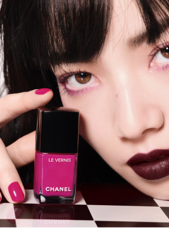 CHANEL LE VERNIS Лак для ногтей Стойкий цвет и блеск, тон 387 PERFORMER, 13мл, Коллекция 2026 года «Руж Нуар» ограниченный выпуск