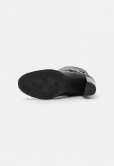 Tommy Hilfiger BELT HIGH HEEL BOOTIE Classic ankle boots black BELT HIGH HEEL BOOTIE Классические ботильоны черный