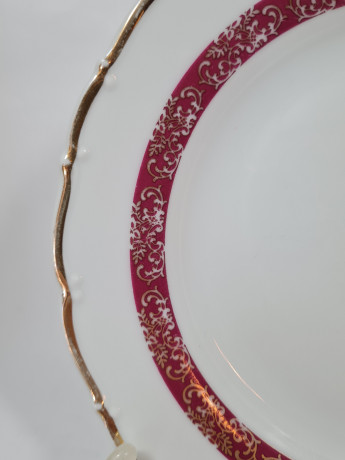 Тарелка винтажная MZ, Karlsbader Porzellan с бордовым узором и золотистым ободком, фарфор, 2 шт., 19 см, Германия, 1960-70гг.